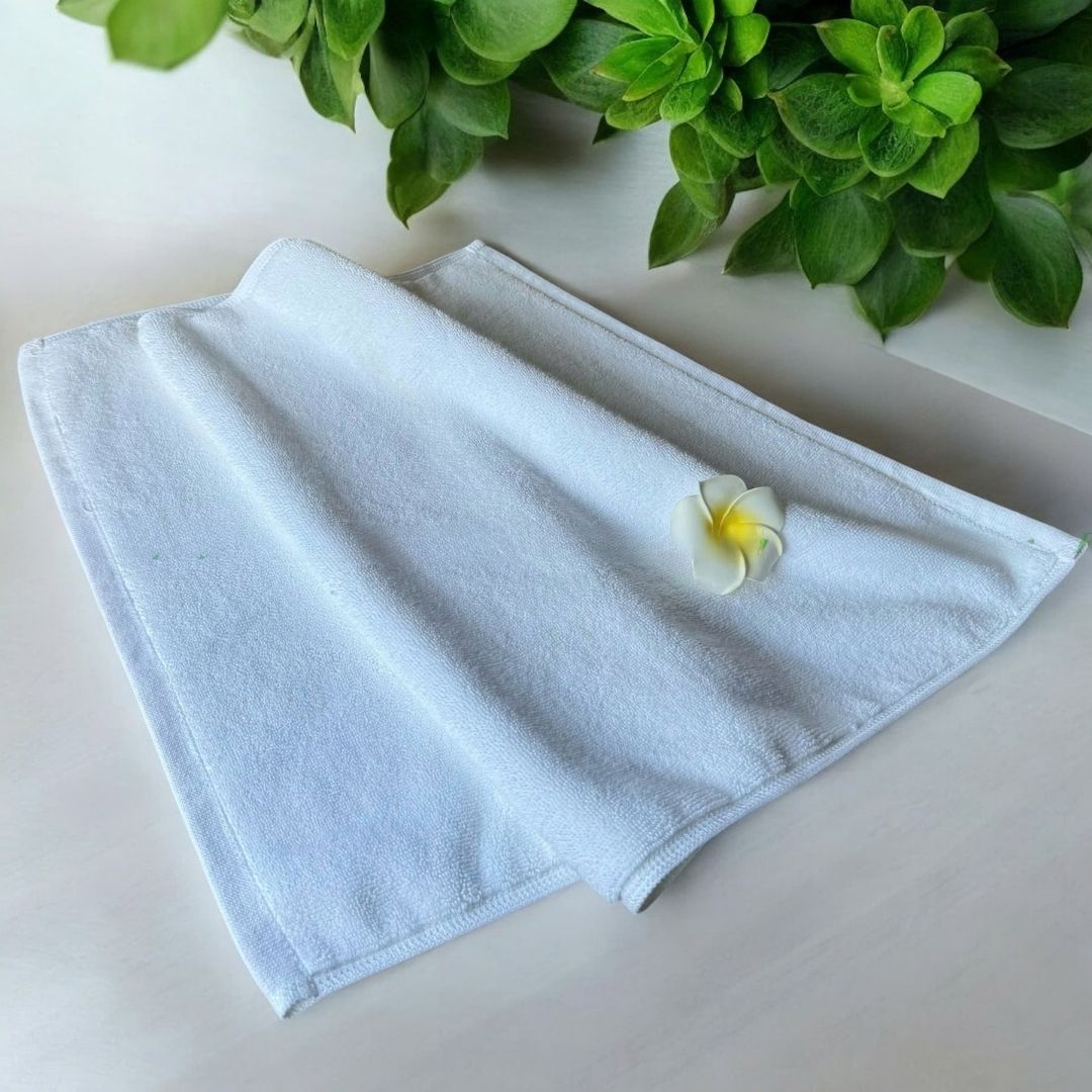 Thảm chân trắng trơn