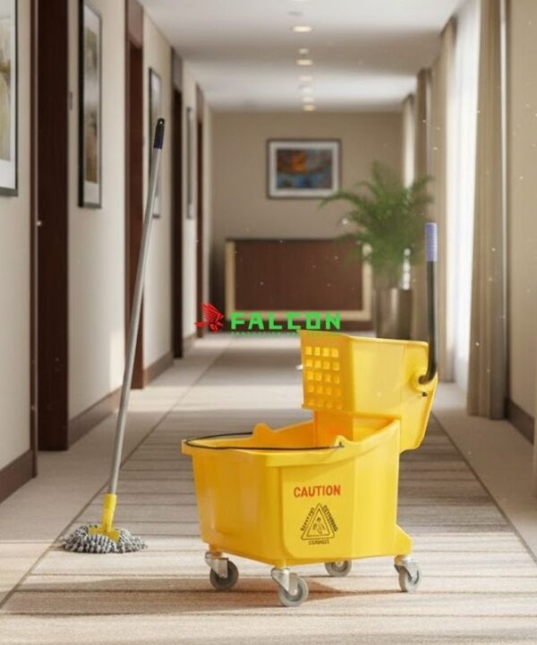 Nhờ xe vắt móp 36l dọn vệ sinh, nhân viên có thể vắt khô cây lau nhà nhanh chóng.